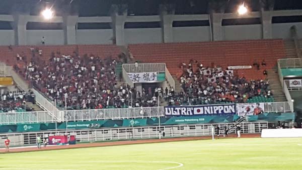 건너편 한적한 일본팀 응원단..한인동포 B석좌석이 없자 경기장 안내원은 이곳에 한인동포들을 앉게해 한일응원전이 여기서 펼쳐졌다.