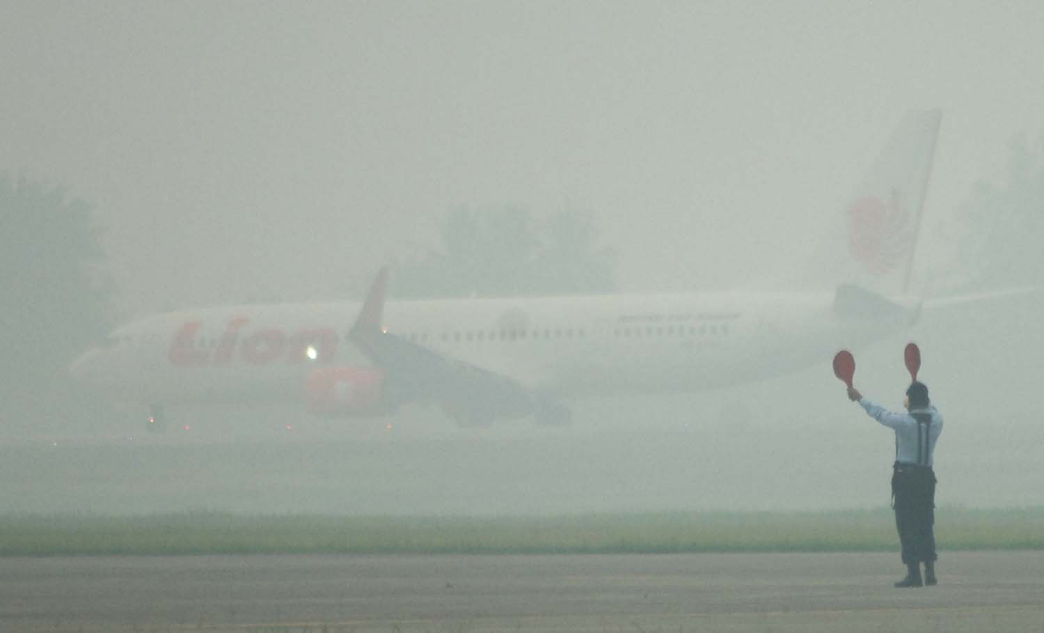 Pesawat udara komersial mencoba lepas landas di antara kabut asap di Bandara Internasional Minangkabau (BIM), Padangpariaman, Sumbar,