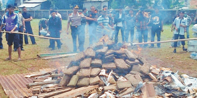 경찰 마약소각으로 주민 집단 환각상태