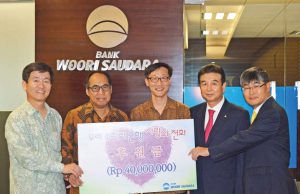 우리소다라은행, 사랑의전화에 성금 (Donasi Untuk Life Line Community oleh Bank Woori Saudara)