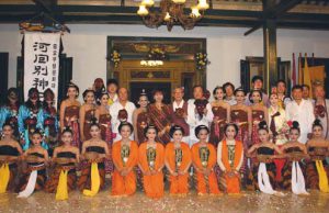 인도네시아 홀린 하회별신굿탈놀이 솔로시 국제행위예술협 초청 공연… 사물놀이 부채춤 다양한 흥 선사