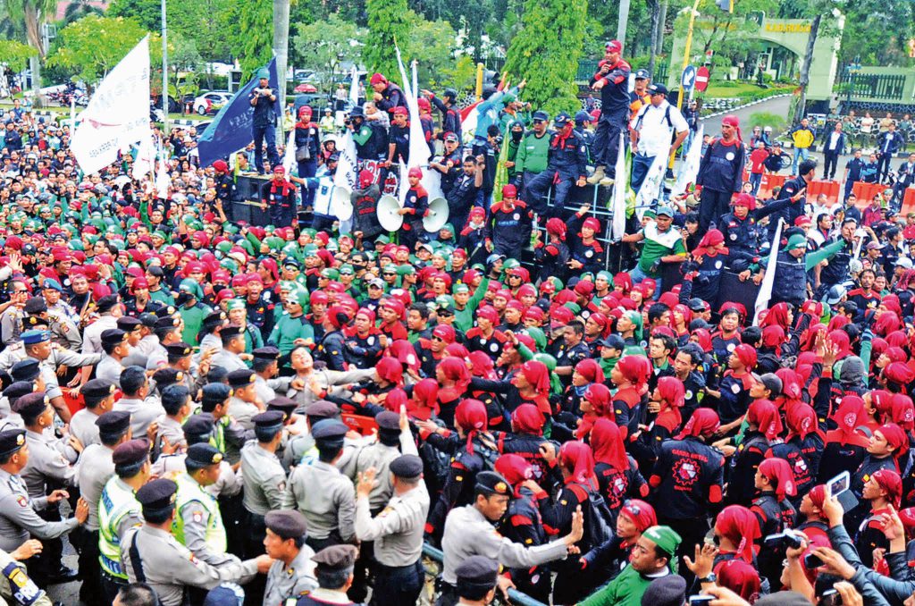 Ribuan buruh melakukan demo menuntut kenaikan Upah Minimum Kabupaten (UMK) di depan komplek Pemkab Bogor, Cibinong, Bogor, Jabar, Jumat (14/11). Buruh menuntut kenaikan UMK minimal Rp. 2,9 juta yang setara dengan UMK Kabupaten Bekasi, Tangerang dan Kota Depok, sementara UMK Kabupaten Bogor saat ini Rp. 2,2 juta. ANTARA FOTO/Jafkhairi/ss/ama/14