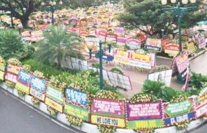 낙선 아혹-자롯후보에게 꽃다발 세례