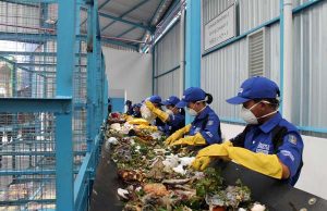 폐기물센터 수익 6개월 만에 20억 루피아