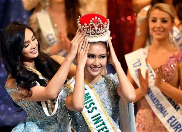 2017 미스 인터내셔널 (Miss International) 대회에서 왕관을 차지한 반둥출신 21세인 릴리아나(Lilliana)