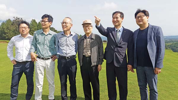 박동현 대표이사(중앙)와 인다코 임원들은 리도 골프장과 리조트 단지 조성사업을 시찰하고 있다