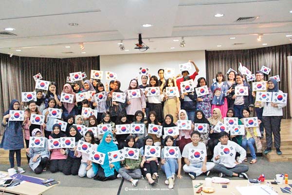 “대한민국 사랑해요” 참가자들이 직접 만든 태극기를 들고 기념사진