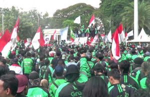 국회 해산 요구 시위 격화… 오늘은 대학생 온라인 기사, 수요일은 노동계 임금인상 시위