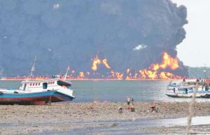 발릭빠빤 오일 유출과 선박화재로 해상오염 심각