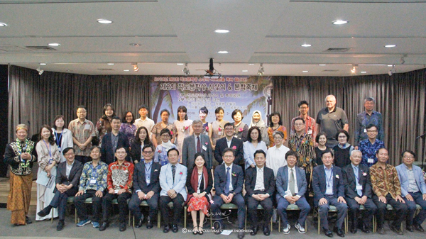 인도네시아 한국문인협회 회원과 한국수필가협회 장호병 이사장, 공광규 시인, 박윤배 시인 그리고 수상자 17명이 단체사진을 찍고 있다