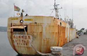 인터폴 수배 유령선 구금