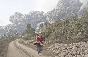 시나붕 화산 피해 수천여명, 정부지원 부족해