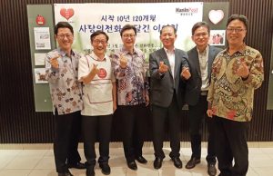 김창범 대사, 사랑의전화 사진전 찾아 격려