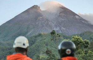 므라피 화산 잇단 분화… 용암분출 조짐도