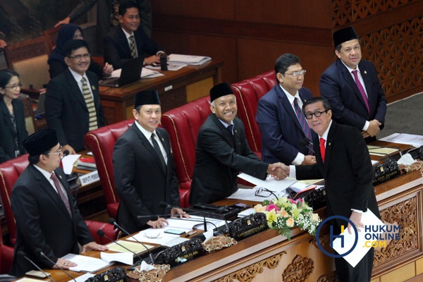 2018년 5월 25일 국회 반테러법 (UU Nomor 15 Tahun 2003) 개정안이 통과되자 정부 여당대표들이 악수하고 있다.