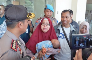 1살 아기 히잡에 싸서 유괴한 여성 체포