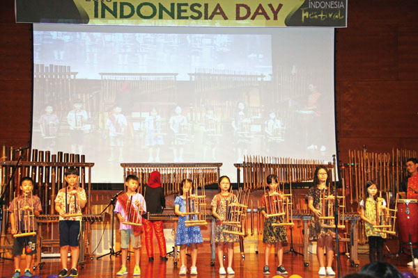 인도네시아의 날 개막식 행사에 앙쿨룽을 연주하고 있는 어린이들