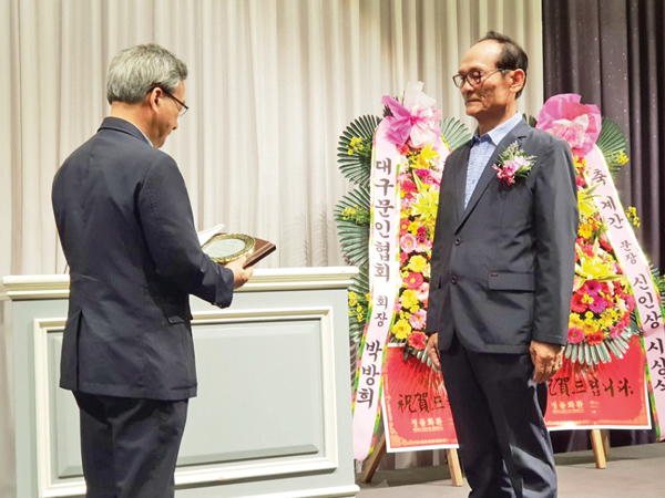 김준규 시인(오른쪽)이 계간 「문장」의 신인 문학상 수상자로 선정되어 수상받고 있다.