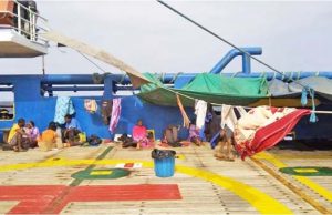 난민선박 4개의 국가 입국 거부 2주동안 좌초 중