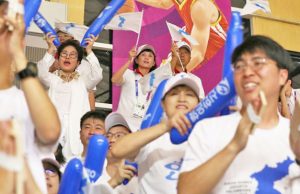 우리는 하나” 처음으로 남북한 한자리에서 손잡고 응원