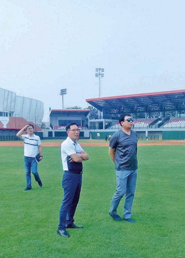 경기장과 응원석을 점검하는 선동열 감독(사진 오른쪽)