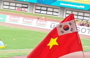 베트남국기에 왠 태극기