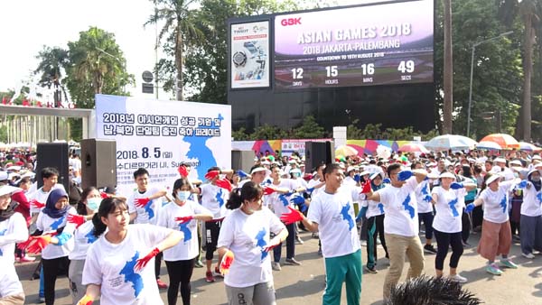 인도네시아한국문화원 코리아서포터즈 50명은 아시안게임 개막 12일 전 전광판 앞에서 발대식을 갖고 있다.사진.아시안게임 특별취재반
