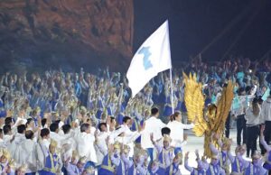 “코리아” 한반도기 입장 다시 손잡은 남북한 선수