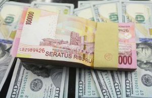 “달러 환전해오면 무료식사 줍니다” 루피아 추락속 인도네시아 어쩌나