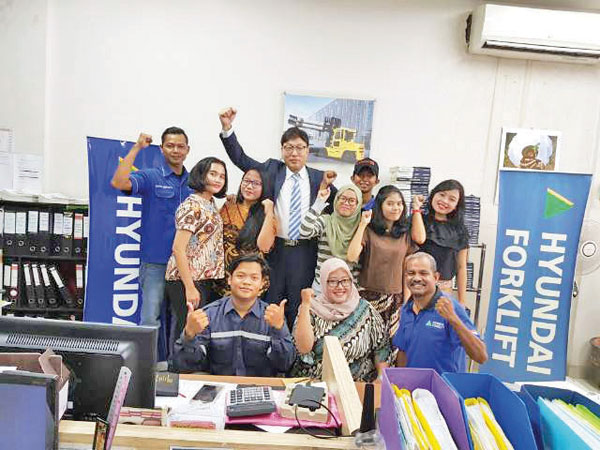 인도네시아 정부 항만청 프로젝트의 입찰에서 초대형 28톤 지게차 최종 공급회사로 선정되었다는 소식에 환호하고 있는 PT. HYUNDAI FORKLIFT INDONESIA 임직원들