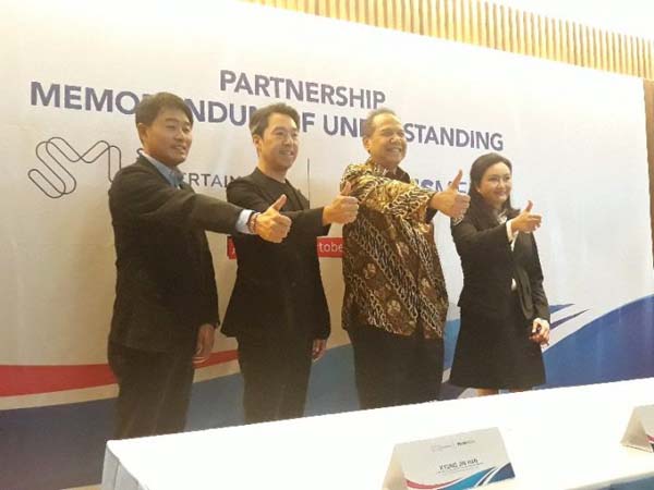 지난 10월 9일 카이룰 딴중 Chairul Tanjung CT Corp 그릅회장이 SM Entertainment과 I POP 육성을 위한 MOU를 체결하고 있다