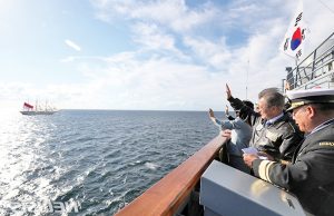 인도네시아 범선을 향해 인사하는 문재인 대통령 내외