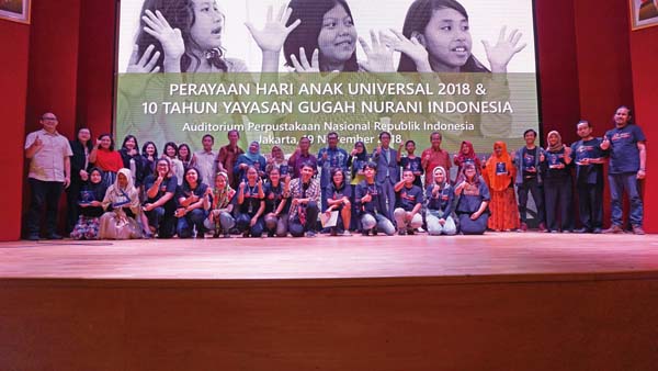굿네이버스 인도네시아는 10주년을 맞아 어린이날 행사 개최하고 기념 사진 찍고 있다.