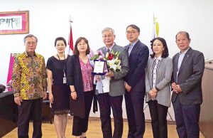 대사관, 문인기씨 재외동포문학상 전달