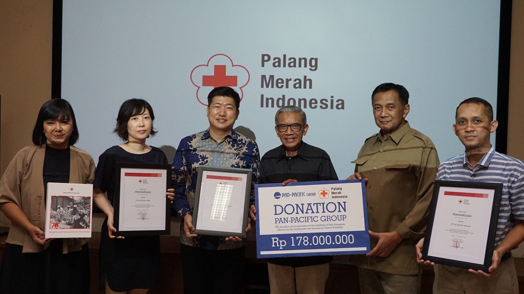 지난 11월27일 태평양물산 이규백 상무와 임직원은 인도네시아 적십자사 본부 재난대처국 Sumarsono 국장에게 강진과 쓰나미 피해복구 성금을 전달