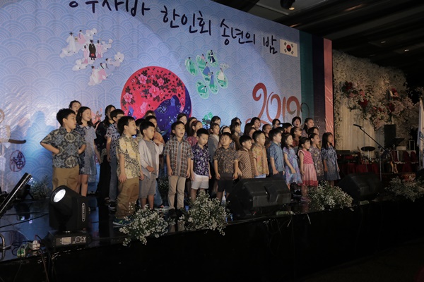동포자녀 유치부 어린이 30여명이 발랄한 노래와 율동 공연, K-POP 커버댄스로 동부자바 한인회 송년의밤을 장식하고 있다