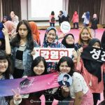 A8-가수들의 이름이 적힌 플랜카드를 들고 응원하는 참석자들의 모습_20190111