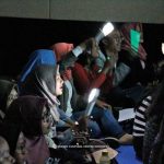 A8-응원봉을 들고 응원하는 참석자들_20190118