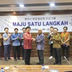 정재의 한인청년회장은 MSL 프로그램 4차 간담회를 인도네시아 경제조정부(Kementerian Koordinator Bidang Perekonomian) 4차관 Bapak Rudy Salahuddin과 악수하고 있다