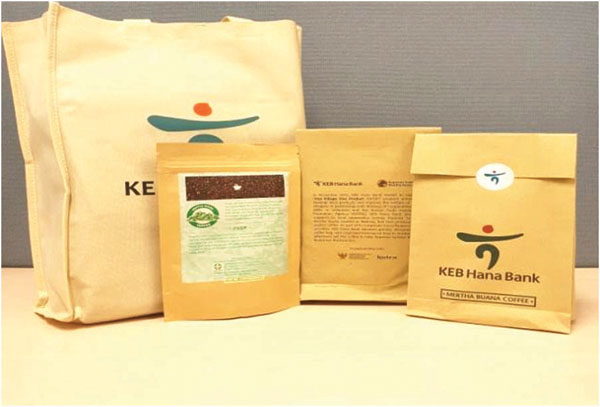 코트라OVOP 1기 제품, 하나은행과 Sumber Mertha Buana조합의 커피(왼쪽) / CJ 뚜레쥬르와 KSU Jatirogo조합의 코코넛 설탕 (오른쪽)