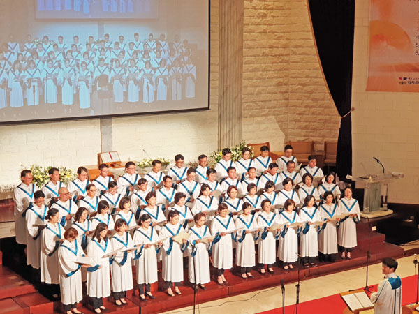 제5회 자카르타 극동방송 성가합창제에 출연하고 있는 열린교회와 한인연합교회