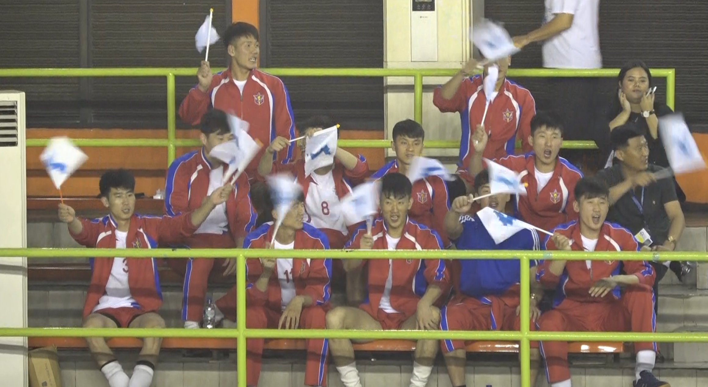 북한 남자배구선수단이 여자농구선수단 경기를 응원하고 있다.
