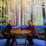 사진7) 남북정상회담 장소를 재현한 포토월에서 기념촬영하는 참가자