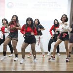 사진8) 한국문화원 문화강좌 ‘K-pop 커버댄스’팀 공연 모습
