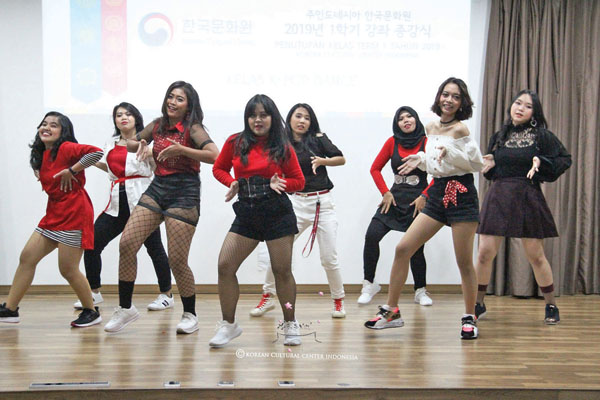 사진8) 한국문화원 문화강좌 ‘K-pop 커버댄스’팀 공연 모습