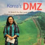 사진9) 포토월에서 기념촬영하는 참가자