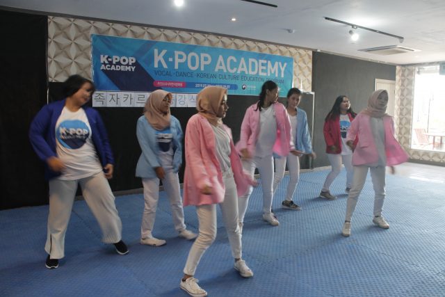 kpop 족자 아카데미 초급반 공연 모습