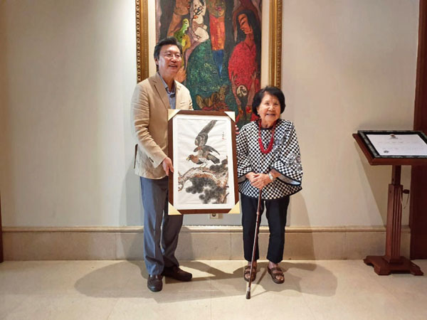 '독립운동 망명객' 장윤원 선생의 며느리이자 차남 장순일의 아내인 고슈푸안 여사(Ibu Kho Siok Pwan 92세)가 직접 그린 그림을 9월 15일 김창범 대사에게 선물하고 있다. 사진 한인포스트