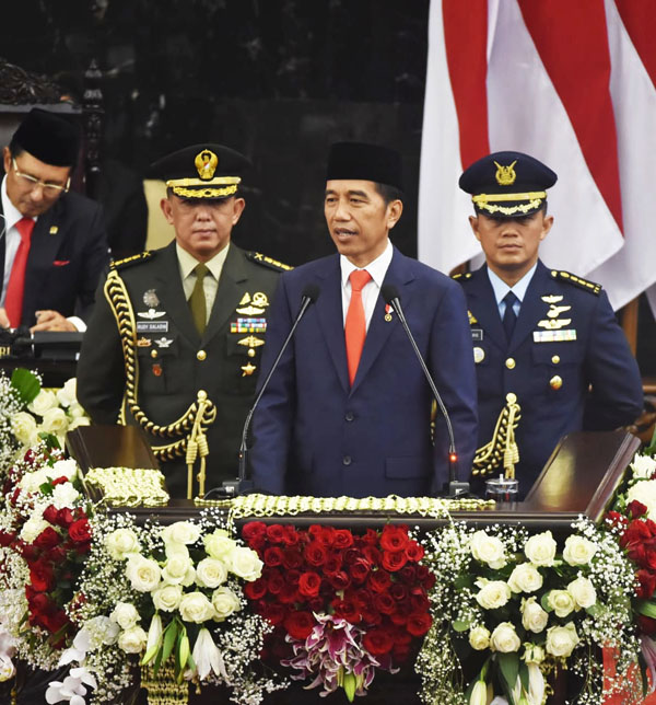 2019년 10월 20일 국회의사당에서 조코위도도 대통령이 취임사를 낭독하면서  Kita bersama Menuju Indonesia Maju!!!를 강조하고 있다.