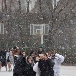 (함박눈이 내린 12월3일 오전 경기 군포시 산본고등학교 운동장에서 학생들이 눈을 맞으며 셀카 촬영을 하고 있다. 뉴시스)